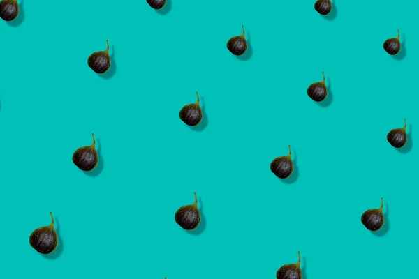 Bunte Fruchtmuster frischer Feigen auf türkisfarbenem Hintergrund mit Schatten. Ansicht von oben. Flach lag er. Pop-Art-Design — Stockfoto