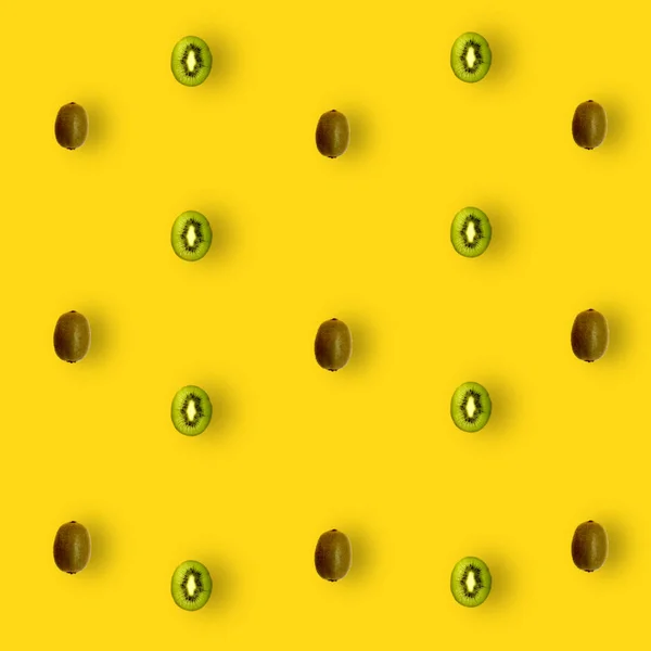 Πολύχρωμο μοτίβο φρούτων από φρέσκες φέτες ακτινιδίου σε κίτρινο φόντο. Στο πάνω μέρος. Επίπεδη. Σχεδιασμός ποπ τέχνης — Φωτογραφία Αρχείου