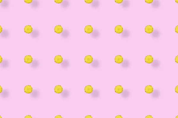 Kleurrijk fruitpatroon van ananas gesneden op roze achtergrond met schaduw. Bovenaanzicht. Plat gelegd. Pop art ontwerp — Stockfoto