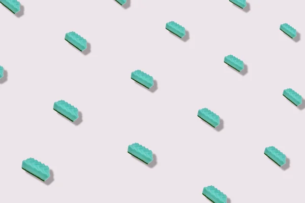 Kleurrijk patroon van turquoise keukensponzen op grijze achtergrond. Bovenaanzicht. Plat gelegd. Pop art ontwerp — Stockfoto