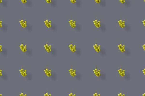 Patrón colorido de frutas de uvas frescas sobre fondo gris. Vista superior. Acostado. Diseño de arte pop —  Fotos de Stock