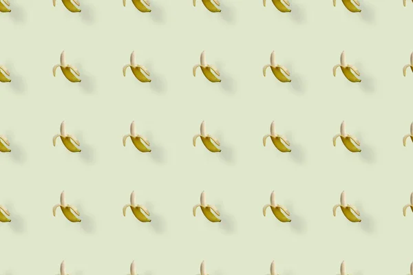 Bunte Fruchtmuster gelber Bananen auf hellgelbem Hintergrund. Ansicht von oben. Flach lag er. Pop-Art-Design — Stockfoto