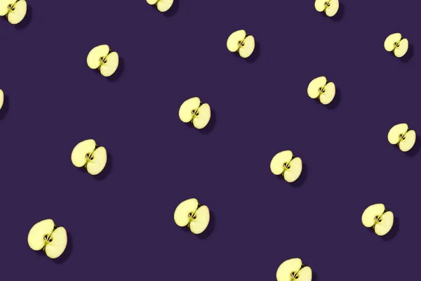 Patrón de fruta colorida de manzanas frescas en rodajas sobre fondo violeta. Vista superior. Acostado. Diseño de arte pop, concepto creativo de verano —  Fotos de Stock