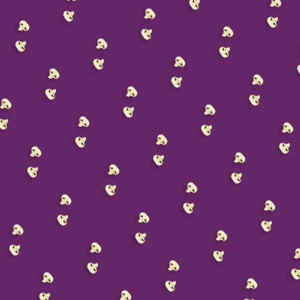 Kolorowy wzór świeżych grzybów na fioletowym tle. Champignon pokrojony. Widok góry. Leżeć płasko. Projektowanie pop art — Zdjęcie stockowe