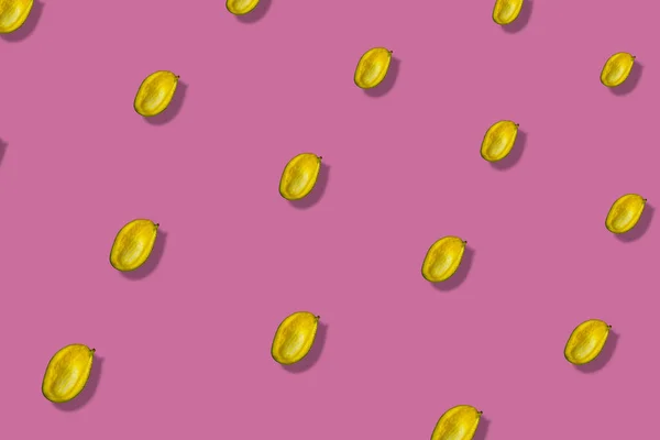 Πολύχρωμο μοτίβο φρούτων του φρέσκου μάνγκο σε ροζ φόντο με σκιές. Στο πάνω μέρος. Επίπεδη. Σχεδιασμός ποπ τέχνης — Φωτογραφία Αρχείου