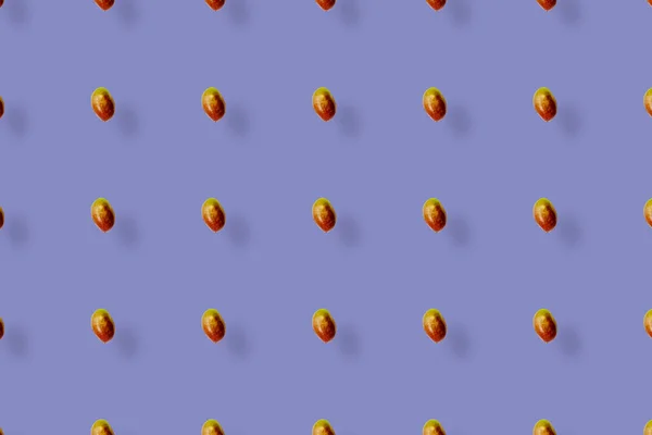 Padrão de frutas coloridas de manga fresca no fundo roxo com sombras. Vista superior. Deitado. Pop art design — Fotografia de Stock