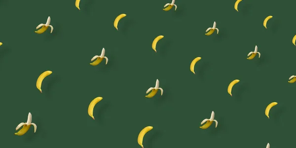 Bunte Fruchtmuster aus gelben Bananen auf grünem Hintergrund. Ansicht von oben. Flach lag er. Pop-Art-Design — Stockfoto