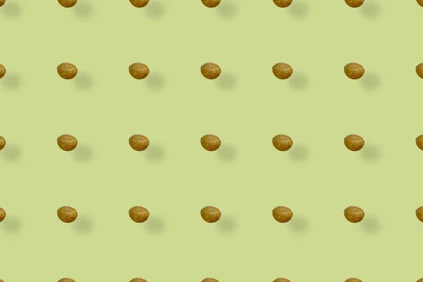 Färgglada mönster av kokosnötter på gul bakgrund med skuggor. Högst upp. Ett platt ligg. Popkonst design — Stockfoto