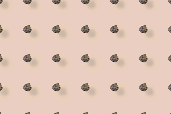 Barevný vzor čerstvých čokoládových sušenek na světle růžovém pozadí se stíny. Horní pohled. Ležel. Pop art design — Stock fotografie