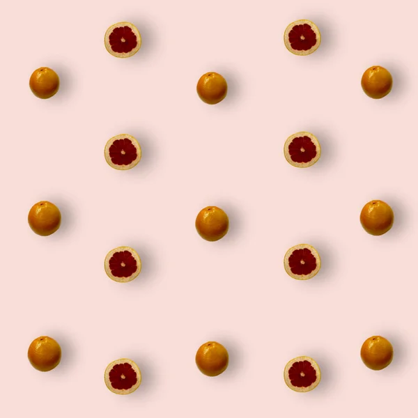 Színes gyümölcs minta friss grapefruit rózsaszín alapon. Első látásra. Lapos fekvés. Pop art design — Stock Fotó