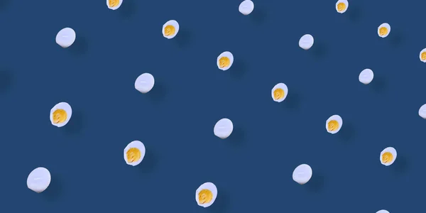 Barevný vzor kuřecích vajec na modrém pozadí. Horní pohled. Ležel. Pop art design — Stock fotografie