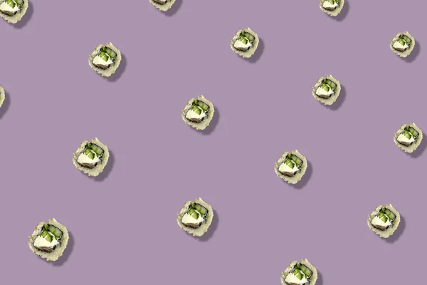 Színes minta japán sushi tekercs lila háttér árnyalattal. Első látásra. Lapos fekvés. Pop art design — Stock Fotó