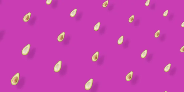 Barevný vzor čerstvých avokád na růžovém pozadí se stíny. Horní pohled. Ležel. Pop art design — Stock fotografie