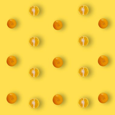 Sarı arka planda gölgeli taze turuncu renkli meyve deseni. Üst Manzara. Düz yatıyordu. Pop sanat tasarımı