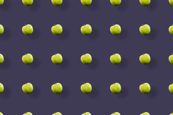Taze yeşil elmaların renkli meyve deseni. Üst Manzara. Düz yatıyordu. Pop sanat tasarımı, yaratıcı yaz konsepti — Stok fotoğraf
