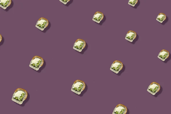Kleurrijk patroon van Japanse sushi broodjes. Philadelphia rolt. Bovenaanzicht. Plat gelegd. Pop art ontwerp — Stockfoto