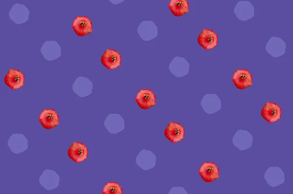 Modèle de fruits colorés de grenades fraîches sur fond violet. Vue de dessus. Pose plate. Pop art design — Photo