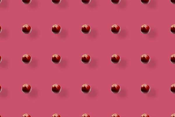 분홍색 배경에 새빨간 사과의 화려 한 과일 패턴 이 있습니다. 위에서 본 모습. 평평하게 누워 있다. 팝 아트 디자인, 창의적 인 여름 컨셉 — 스톡 사진