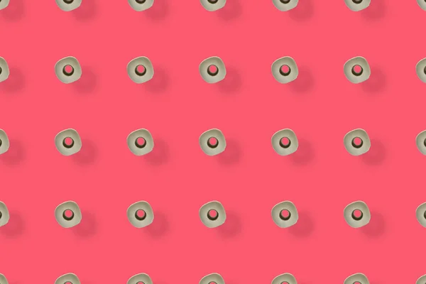 Modello colorato di rotoli di carta igienica bianca isolati su sfondo rosa. Vista dall'alto. Carta da parati per bagno — Foto Stock