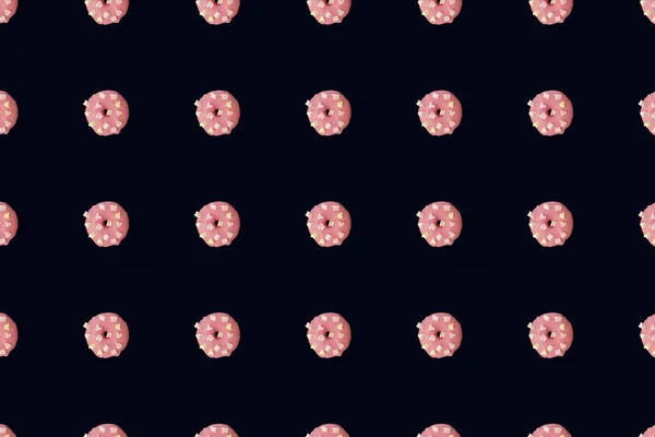 Patrón colorido de rosquillas acristaladas aisladas sobre fondo negro. Rosquillas. Vista superior. Puesta plana —  Fotos de Stock