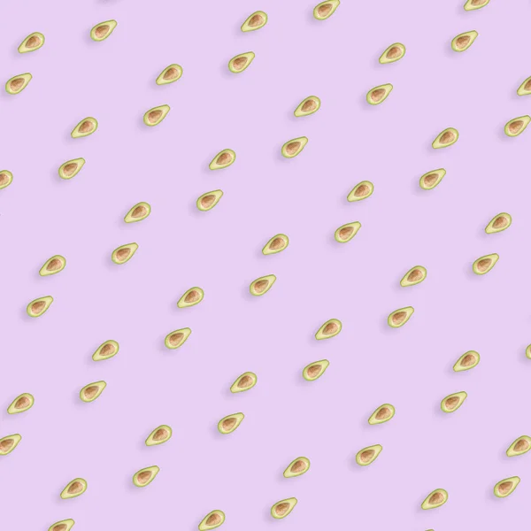 Buntes Muster frischer Avocados auf violettem Hintergrund. Ansicht von oben. Flach lag er. Pop-Art-Design — Stockfoto