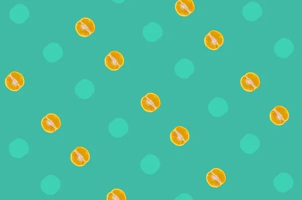 녹색 배경에 그림자가 있는 화려 한 오렌지 색의 과일 패턴. 위에서 본 모습. 평평하게 누워 있다. 팝 아트 디자인 — 스톡 사진