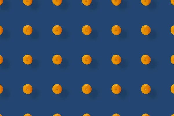 Fantasia di frutta colorata di arancio fresco su sfondo blu con ombre. Vista dall'alto. Piatto. Pop art design — Foto Stock