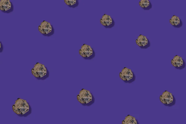 Barevný vzor čerstvé čokoládové sušenky na fialovém pozadí se stíny. Horní pohled. Ležel. Pop art design — Stock fotografie