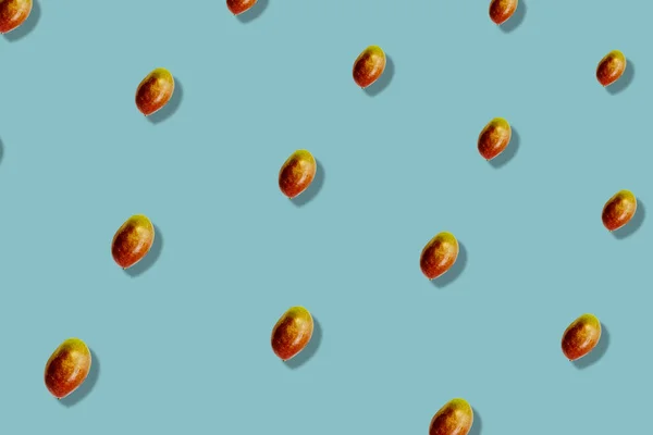 Барвистий фруктовий візерунок свіжого манго на синьому фоні з тінями. Вид зверху. Пласка лежала. Поп-арт дизайн — стокове фото