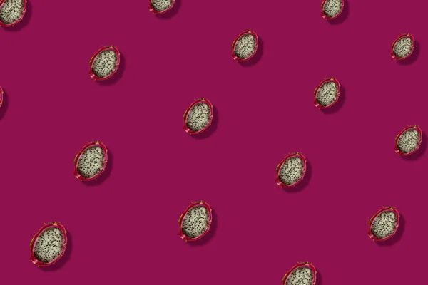 Buntes Muster frischer Drachenfrüchte auf rosa Hintergrund mit Schatten. Pitaya. Ansicht von oben. Flach lag er. Pop-Art-Design — Stockfoto