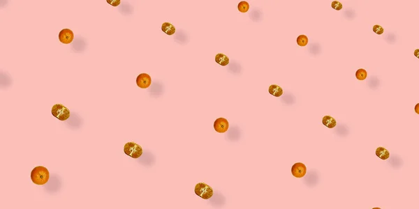 Kleurrijk fruitpatroon van verse mandarijnen op roze achtergrond met schaduwen. Mandarijn. Bovenaanzicht. Plat gelegd. Pop art ontwerp — Stockfoto