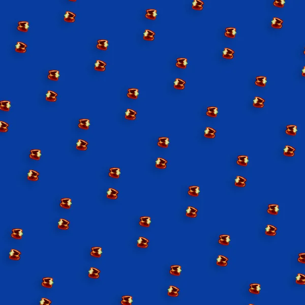 Buntes Muster frischer Paprika in Scheiben geschnitten auf blauem Hintergrund. Bulgarischer roter Pfeffer. Ansicht von oben. Flach lag er. Pop-Art-Design — Stockfoto