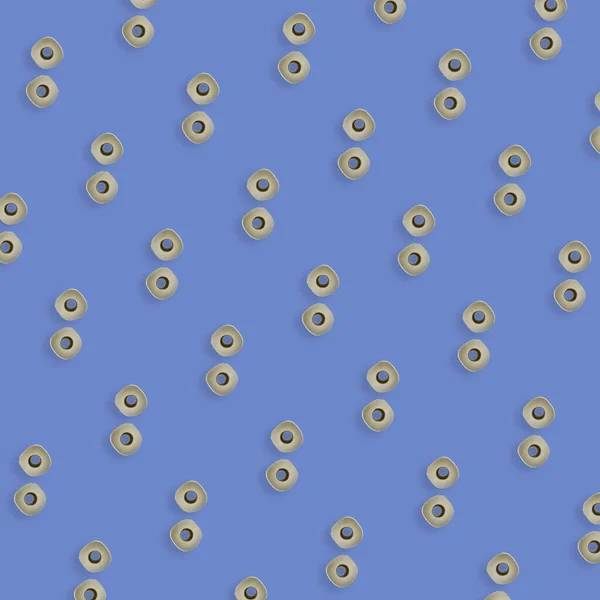 Πολύχρωμο μοτίβο των ρολών ενός λευκού χαρτιού υγείας που απομονώνονται σε μωβ φόντο. Στο πάνω μέρος. Ταπετσαρία για μπάνιο — Φωτογραφία Αρχείου