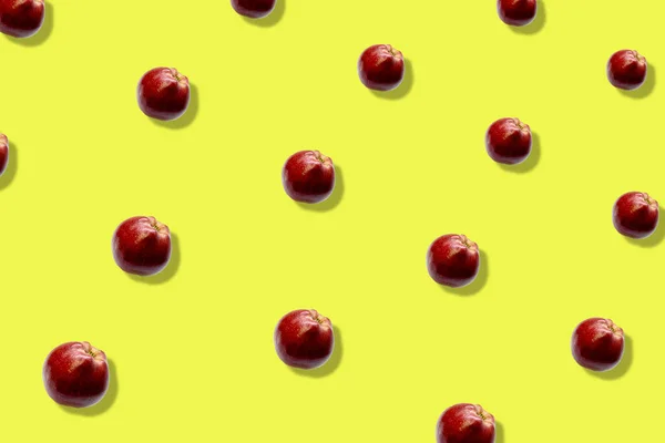 Барвистий фруктовий візерунок зі свіжих червоних яблук на жовтому тлі. Вид зверху. Пласка лежала. Поп-арт-дизайн, творча концепція літа — стокове фото