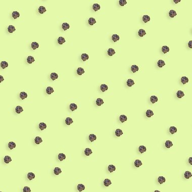 Sarı arka planda taze çikolatalı kurabiyelerin renkli deseni. Üst Manzara. Düz yatıyordu. Pop sanat tasarımı