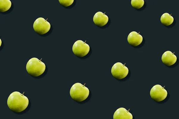 Barevný ovocný vzor čerstvých zelených jablek na tmavozeleném pozadí. Horní pohled. Ležel. Pop art design, kreativní letní koncept — Stock fotografie