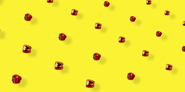 Πολύχρωμο μοτίβο φρέσκιας πάπρικας σε κίτρινο φόντο με σκιές. Βουλγαρική κόκκινη πιπεριά. Στο πάνω μέρος. Επίπεδη. Σχεδιασμός ποπ τέχνης — Φωτογραφία Αρχείου