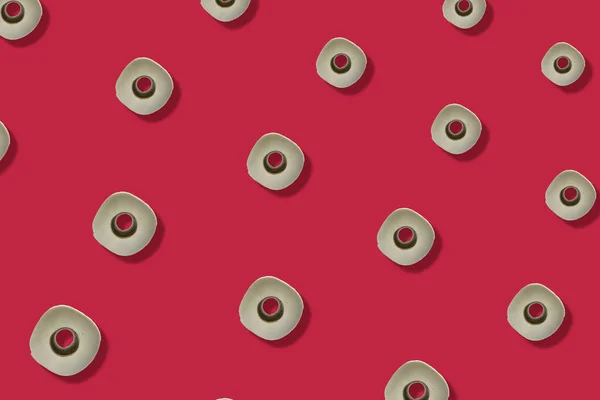 Modello colorato di rotoli di carta igienica bianca isolati su sfondo rosso. Vista dall'alto. Carta da parati per bagno — Foto Stock