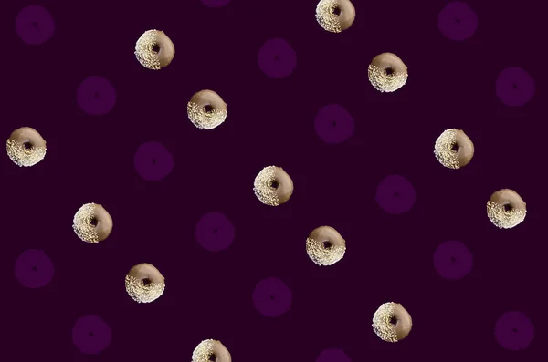 Kolorowy wzór czekoladowych pączków wyizolowanych na fioletowym tle. Pączki. Widok góry. Układy płaskie — Zdjęcie stockowe