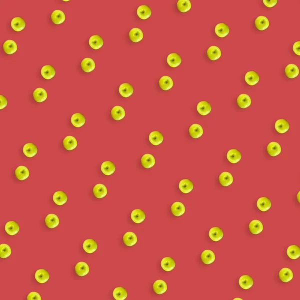赤い背景に新鮮な緑のリンゴのカラフルな果物のパターン。最上階だ。平置きだ。ポップアートデザイン、創造的な夏のコンセプト — ストック写真