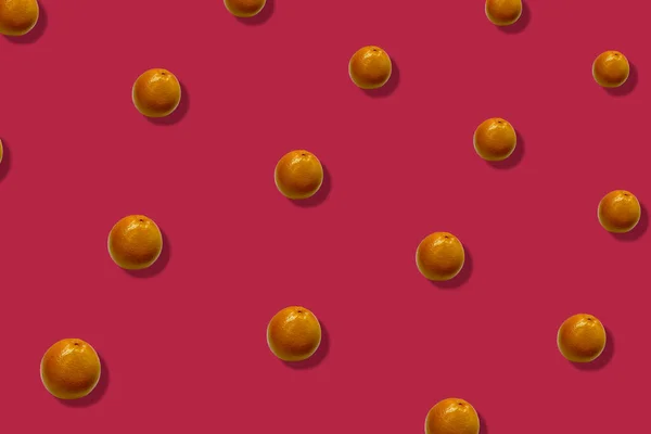 Pembe arka planda gölgeli taze greyfurtlardan oluşan renkli meyve deseni. Üst Manzara. Düz yatıyordu. Pop sanat tasarımı — Stok fotoğraf