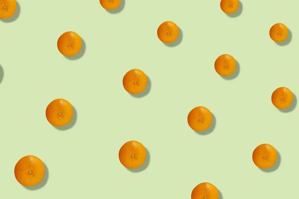 Kolorowy wzór owoców świeżej pomarańczy na jasnożółtym tle z cieniami. Widok góry. Leżeć płasko. Projektowanie pop art — Zdjęcie stockowe