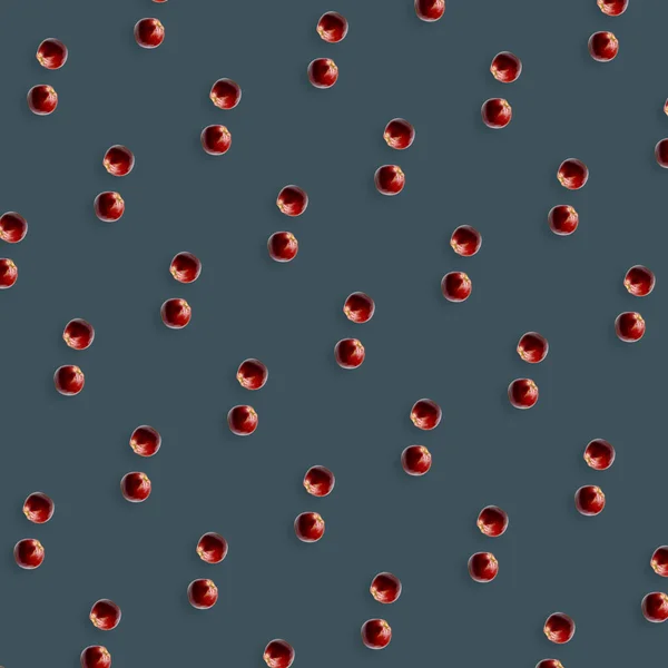 Patrón colorido de frutas de manzanas rojas frescas sobre fondo gris. Vista superior. Acostado. Diseño de arte pop, concepto creativo de verano — Foto de Stock