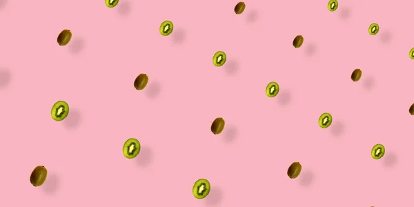 Kleurrijk fruitpatroon van verse kiwi op roze achtergrond met schaduwen. Bovenaanzicht. Plat gelegd. Pop art ontwerp — Stockfoto