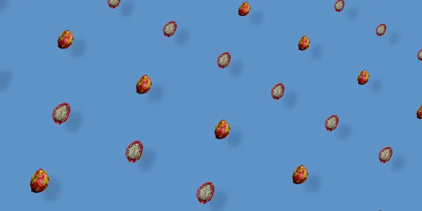 Barevný vzor čerstvého dračího ovoce na modrém pozadí se stíny. Pitaya. Horní pohled. Ležel. Pop art design — Stock fotografie