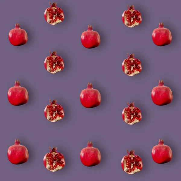 Padrão de frutas coloridas de romãs frescas no fundo roxo. Vista superior. Deitado. Pop art design — Fotografia de Stock