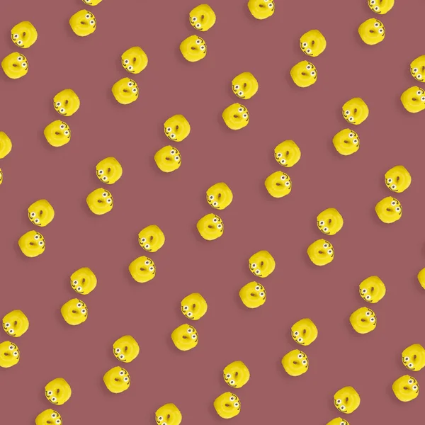 Patrón colorido de rosquillas vidriadas amarillas. Rosquillas. Vista superior. Puesta plana —  Fotos de Stock