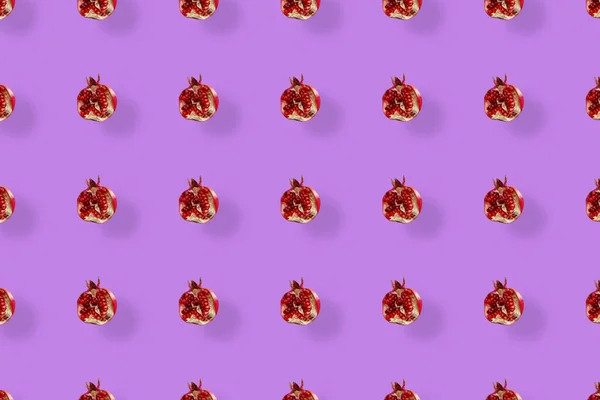 Patrón colorido de frutas de granadas frescas sobre fondo púrpura. Vista superior. Acostado. Diseño de arte pop —  Fotos de Stock