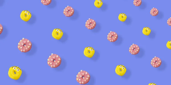 Mavi arka planda gölgeli sarı ve pembe renkli donutlar. Çörekler. Üst Manzara. Düz yatıyordu — Stok fotoğraf