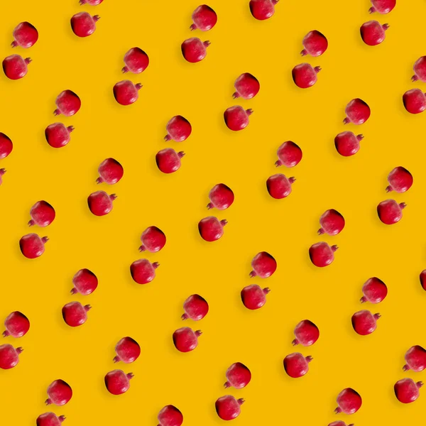 Πολύχρωμο μοτίβο φρούτων από φρέσκα ρόδια σε πορτοκαλί φόντο. Στο πάνω μέρος. Επίπεδη. Σχεδιασμός ποπ τέχνης — Φωτογραφία Αρχείου
